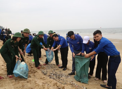 Хатинь Более 600 офицеров, солдат, членов профсоюзов и молодежи участвовали в очистке пляжа
