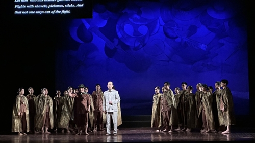 Во Вьетнамском драматическом театре состоялась премьера спектакля «Человек в резиновых сандалиях»
