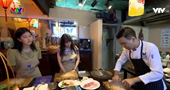 Иностранцы знакомятся с вьетнамской культурой через приготовление блюд
