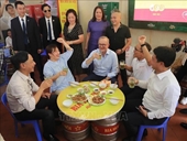 Премьер-министр Австралии Энтони Альбанезе пробует пиво и знаменитый баньми в Ханое