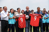 Премьер-министр Фам Минь Тьинь и Премьер-министр Австралии Энтони Альбанезе встретились с женскими футбольными командами Вьетнама и Австралии