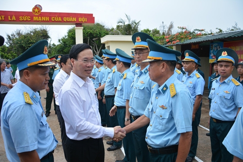 Президент Во Ван Тхыонг навестил военных и жителей острова Фукуи