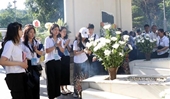 День памяти павших за Родину и инвалидов войны 27 июля зарубежная вьетнамская молодежь поставляет благовония на Памятнике перекрестка Донглок