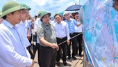 Премьер-министр Фам Минь Тьинь осмотрел ход строительства транспортного проекта провинции Ниньбинь