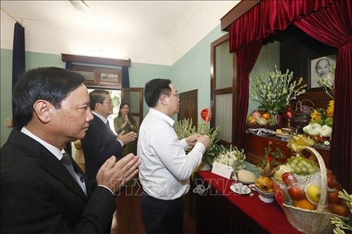 Председатель НС Выонг Динь Хюэ воскурил благовония в память о Президенте Хо Ши Мине