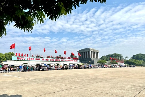 Трогательные кадры десятков тысяч людей, выстроившихся в очередь, чтобы посетить мавзолей дяди Хо