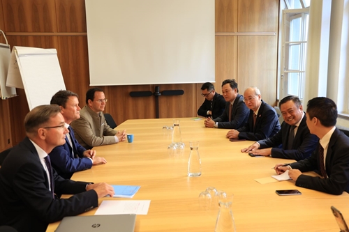 Председатель Народного комитета Ханоя посетил с рабочим визитом Швейцарию