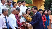 Президент Во Ван Тхыонг встретился с делегатами провинции Чавинь, имеющими заслуги перед революцией
