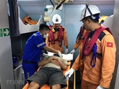 Своевременная транспортировка раненного в водах Чыонг Ша рыбака на берег для оказания неотложной помощи