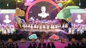 Президент Во Ван Тхыонг принял участие в празднике середины осени для детей в Биньфыоке