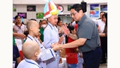 Премьер-министр Фам Минь Тьинь посетил пациентов-детей по случаю праздника середины осени