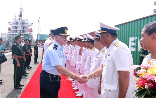 Корабль Королевского флота Австралии совершает дружественный визит во Вьетнам