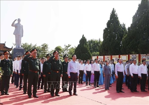 Президент Во Ван Тхыонг навестил военных и жителей острова Кото