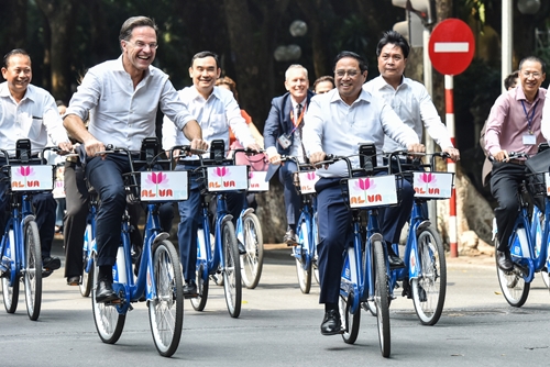 Премьер-министры Вьетнама и Нидерландов проехались на велосипедах по улицам Ханоя