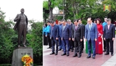 Руководители г Ханоя возложили цветы к памятнику В И Ленину