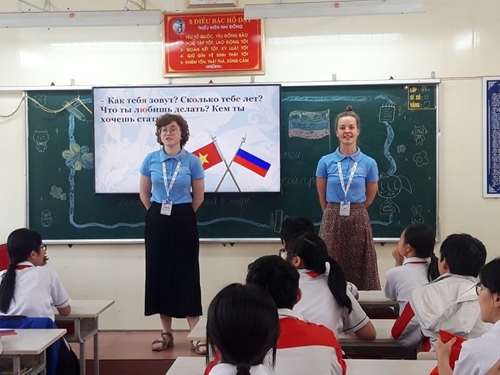 «Послы русского языка» посетили среднюю школу имени Чан Данг Нинь провинция Намдинь