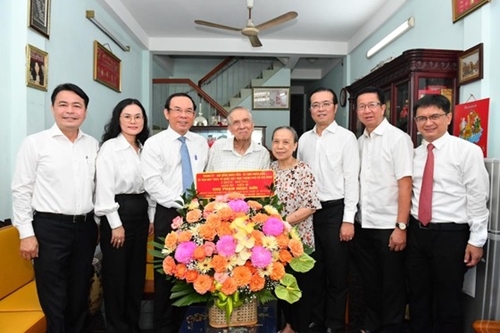 Руководители города Хошимина поздравили выдающихся педагогов с Днём вьетнамского учителя
