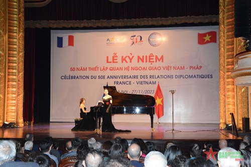Празднование 50-летия установления дипотношений между Вьетнамом и Францией