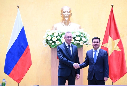 Министр промторга Нгуен Хонг Зиен принял губернатора Калужской области Российская Федерация