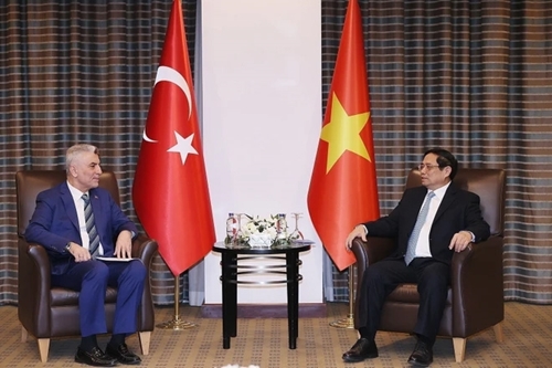 Премьер-министр Фам Минь Тинь принял министра торговли Турции Омера Болата