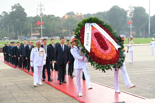 Генеральный секретарь ЦК КПК, Председатель КНР Си Цзиньпин посетил Мавзолей Президента Хо Ши Мина
