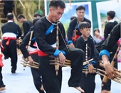 Йенбай Игра на музыкальном инструменте «Кхен» и рисование пчелиным воском народности Монг являются национальным нематериальным культурным наследием