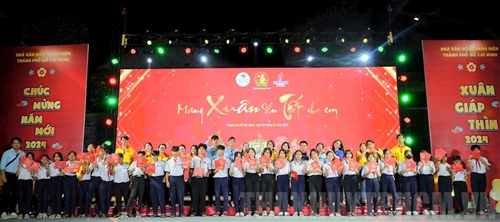 В Доме молодёжной культуры города Хошимина открылся фестиваль «Вьетнамский Тэт Зеленого деревянного дракона»