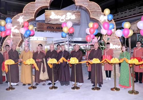 В Хошимине открылась ярмарка буддийской культуры по случаю наступающего нового года Зеленого деревянного дракона