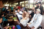 Иностранные туристы наслаждаются вьетнамским пространством Тет