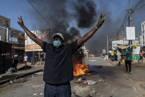 Напряженность резко возросла в Сенегале после решения о переносе президентских выборов