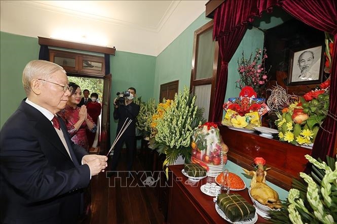 Генеральный секретарь ЦК КПВ воскурил благовония на алтаре Президента Хо Ши Мина