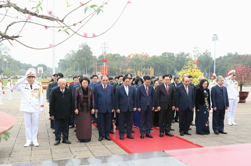 Руководители государства и партии посетили мавзолей Хо Ши Мина