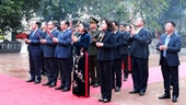 Руководители Ханоя воскурили благовония в память о предшественниках и Президенте Хо Ши Мине