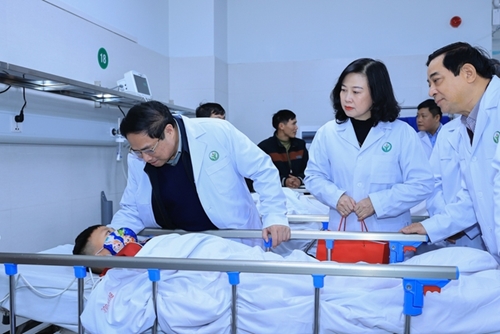 Премьер-министр посетил и поддержал врачей и пациентов Ханойских больниц