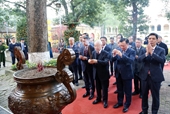 Генеральный секретарь ЦК КПВ зажёг благовония в императорской цитадели Тханглонг