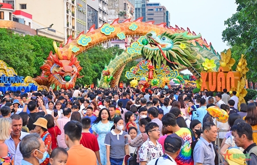 Более 1,2 миллиона человек посетили цветочную улицу Нгуен Хюэ по случаю лунного нового года
