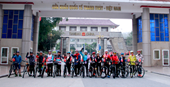 Китайские и вьетнамские туристы катались на велосипеде через КПП Тханьтхю