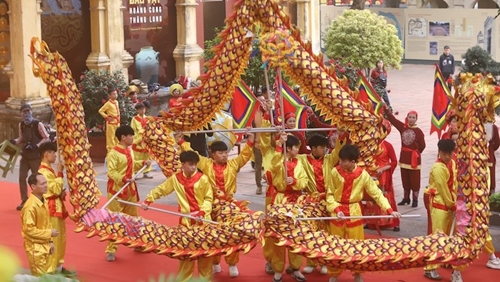 Прошла церемония воскурения благовоний в честь прихода весны в императорской цитадели Тханлонг