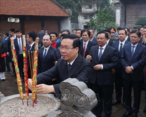 Президент воскурил благовония в память о короле Анг Зыонг Выонг