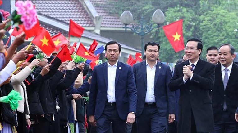 Президент Во Ван Тхыонг принял участие в фестивале «Весенние краски во всех районах страны»