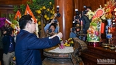 Председатель НС воскурил благовония в комплексах памятников Кимлиен и Чуонгбон