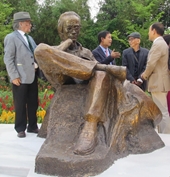 Торжественное открытие памятника покойному вьетнамскому композитору Чинь Конг Шону в городе Хюэ