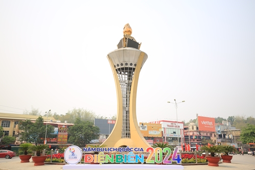 Улицы провинции Дьенбьен ярко украшены флагами и цветами в честь Национального года туризма