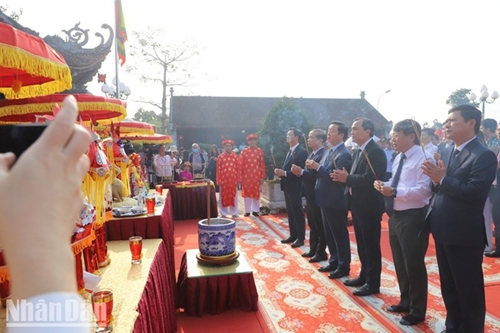 Вице-премьер Чан Хонг Ха принял участие в Фестивале Ванмиеу в провинции Хатинь
