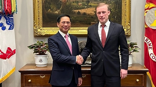 Министр иностранных дел Буй Тхань Шон встретился с Советником по национальной безопасности США