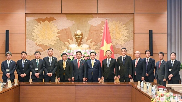 Председатель НС СРВ Выонг Динь Хюэ принял делегацию Японской федерации бизнеса