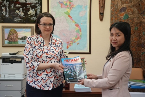 Экземпляры Иллюстративного журнала Вьетнама были переданы Центру АСЕАН в Москве