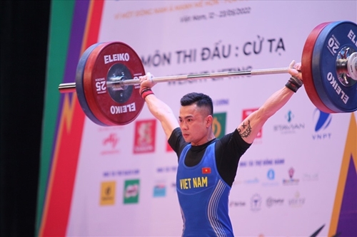 Штангист Лай Зя Тхань завоевал золотую медаль в рывке на чемпионате мира по тяжелой атлетике 2024 года