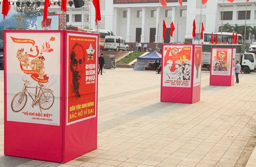 Выставка агитационно-пропагандистских картин о Победе под Дьенбьенфу