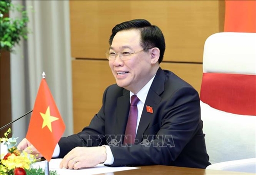 Председатель НС Выонг Динь Хюэ провел телефонный разговор с Председателем Сената Камбоджи Хун Сеном